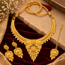 Urthn Elegant Gold Plated Ethnic Necklace Set with Maangtikka | Wedding & Special Occasion Jewellery