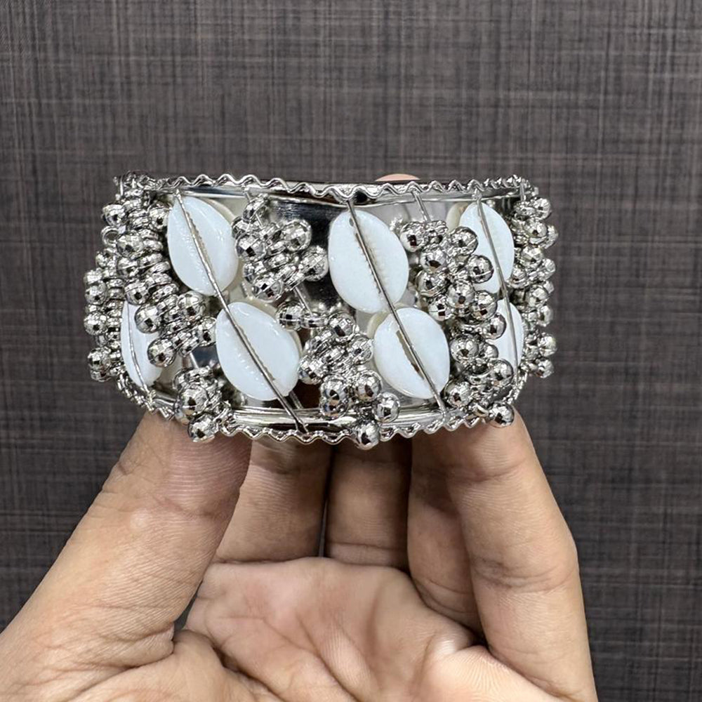 VM Imitation Oxidised Plated Shell Motif Pearl Openable Bracelet