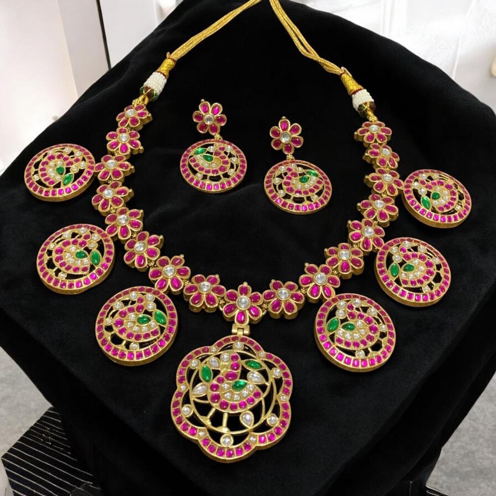 Sona Covering Glamorous Pota Stone Necklace Set