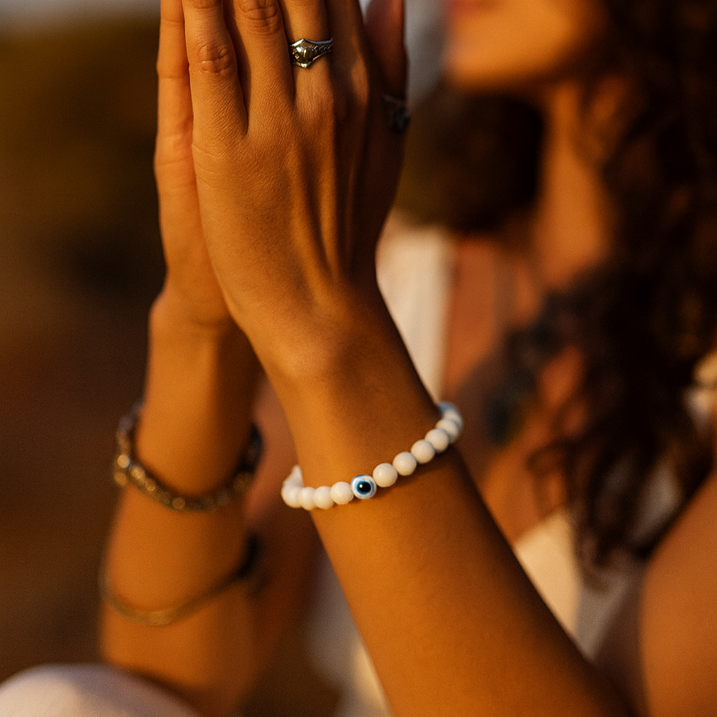 Urthn Evil Eye White Beads Bracelet - 1404755 (Pack Of 6)