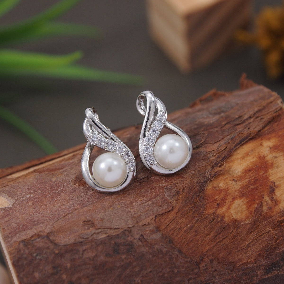 Etnico Silver Plated Special Fashion Cubic Zirconia American Diamoand Stud Earrings For Women