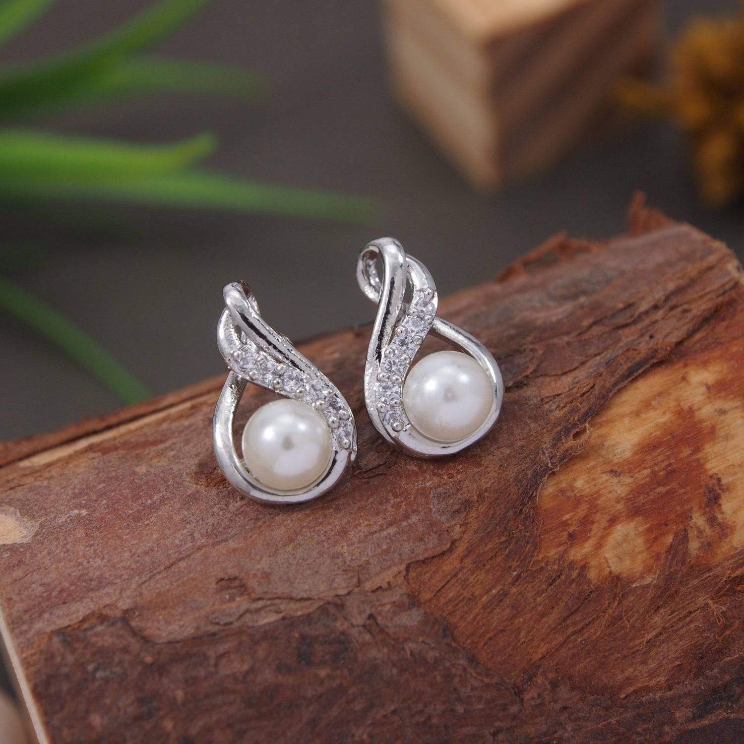 Etnico Silver Plated Special Fashion Cubic Zirconia American Diamoand Stud Earrings For Women